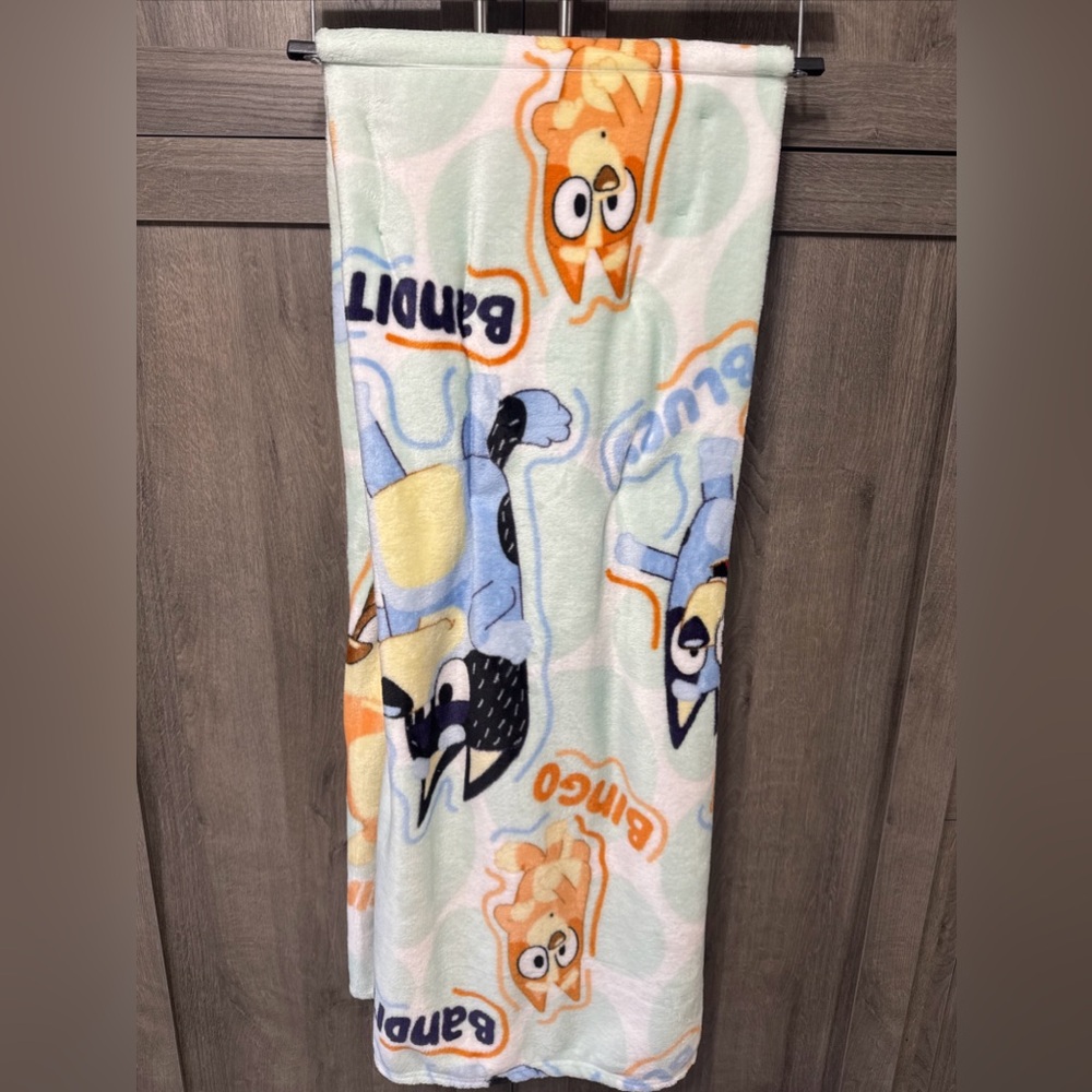 New Bluey Bingo Bandit & Chili Heeler Family 50" x 70" Throw Blanket On Hanger - Picture 2 of 9